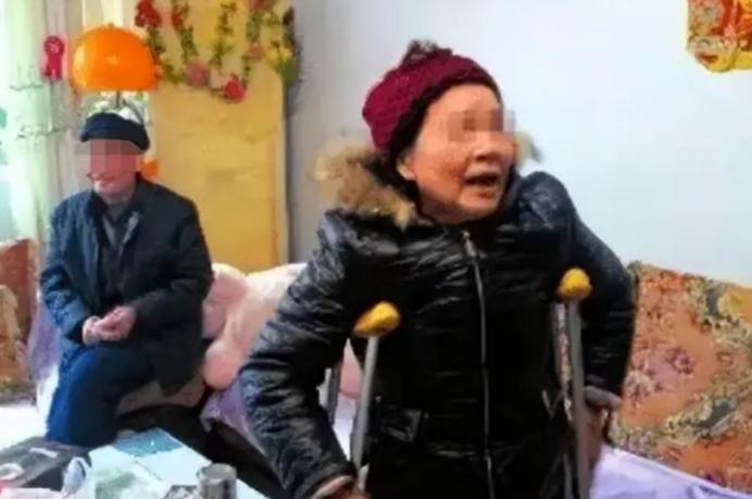 2013年，四川省3名儿童放学时遇到了一名跌倒的老人。谁曾想刚准备过去扶，就被老