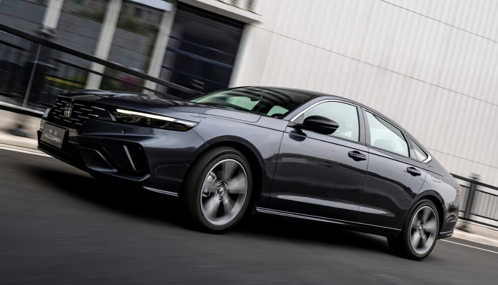 这是一款黑色的本田雅阁。其实黑色的看习惯了，还是比较帅气的，不管是正面还是侧面，