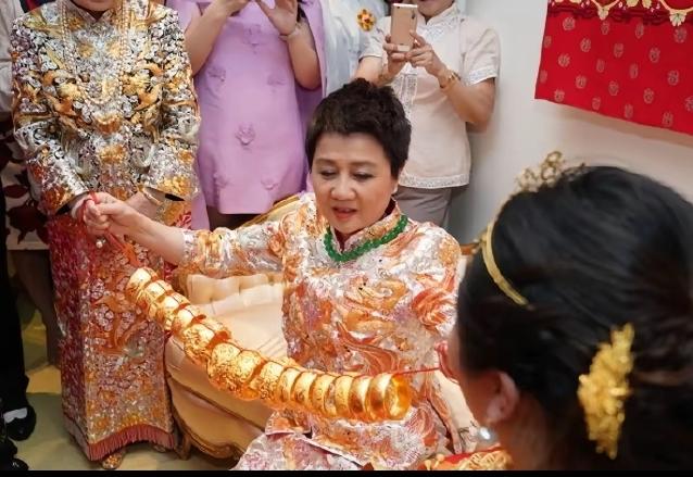 很多人发觉四太无论嫁女儿还是娶媳妇比三太更舍得花钱，可是四太不单单是豪门阔太还是