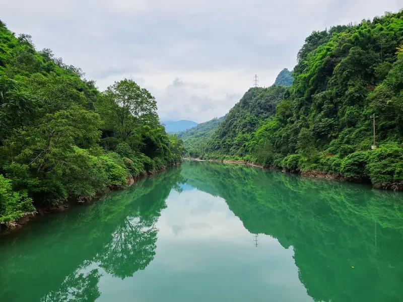 上：青山叠翠浮云海
下：绿水涵清映碧霄