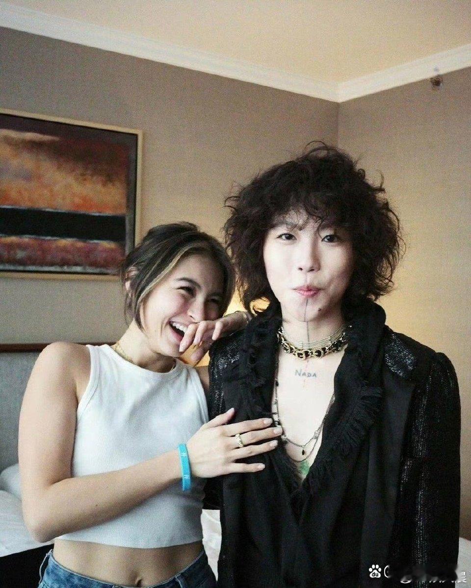 王菲女儿窦靖童这妆造很魔幻，和喜欢的人在一起内心都是高兴的 ​​​