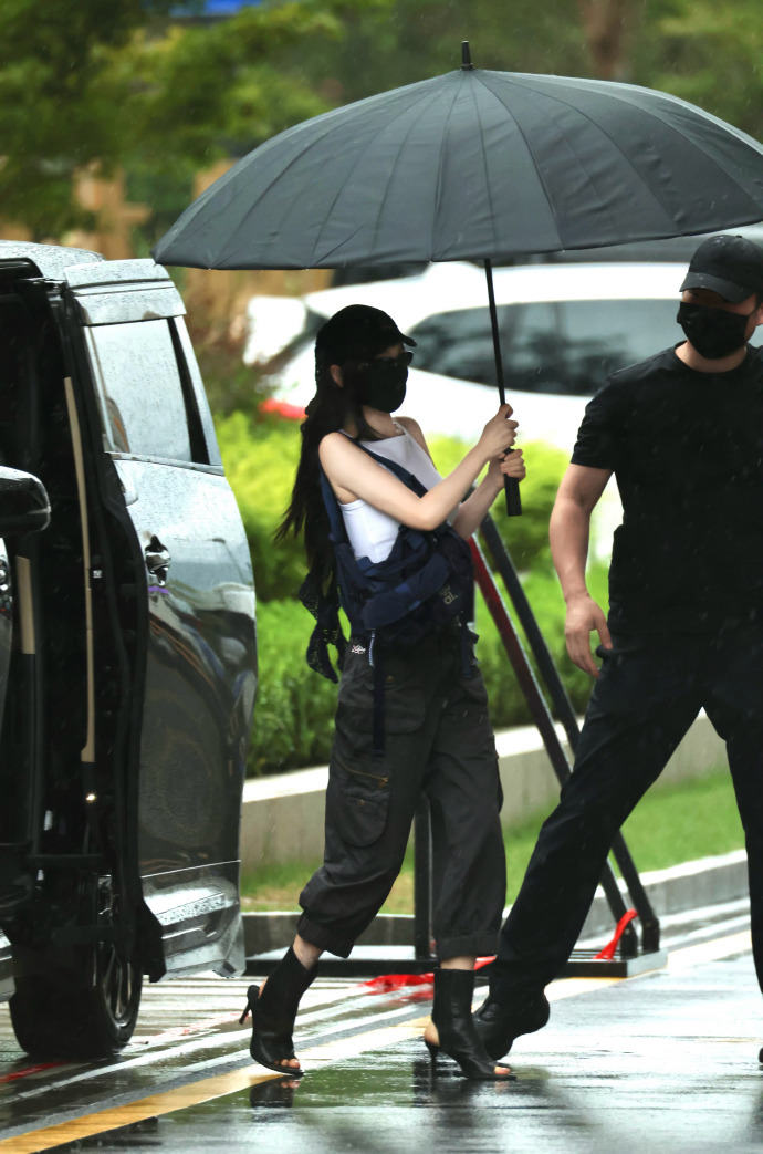 虞书欣雨天必出神图 只能说每一张都是神图 欣欣子氛围感的神来的！ ​​​