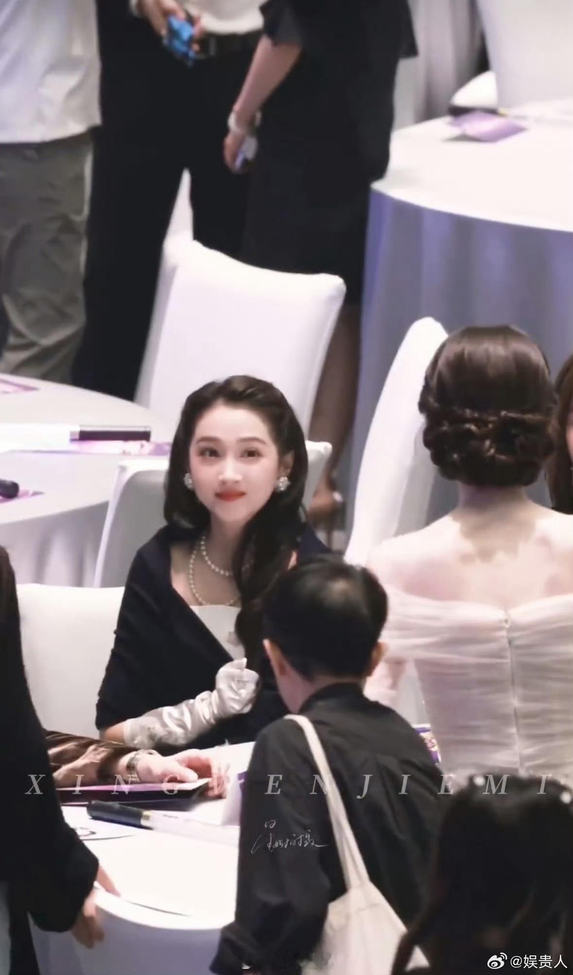 关晓彤看娜扎的眼神里全是欣赏关晓彤对着娜扎挑眉打招呼湾区升明月台下互动好甜呀！娜