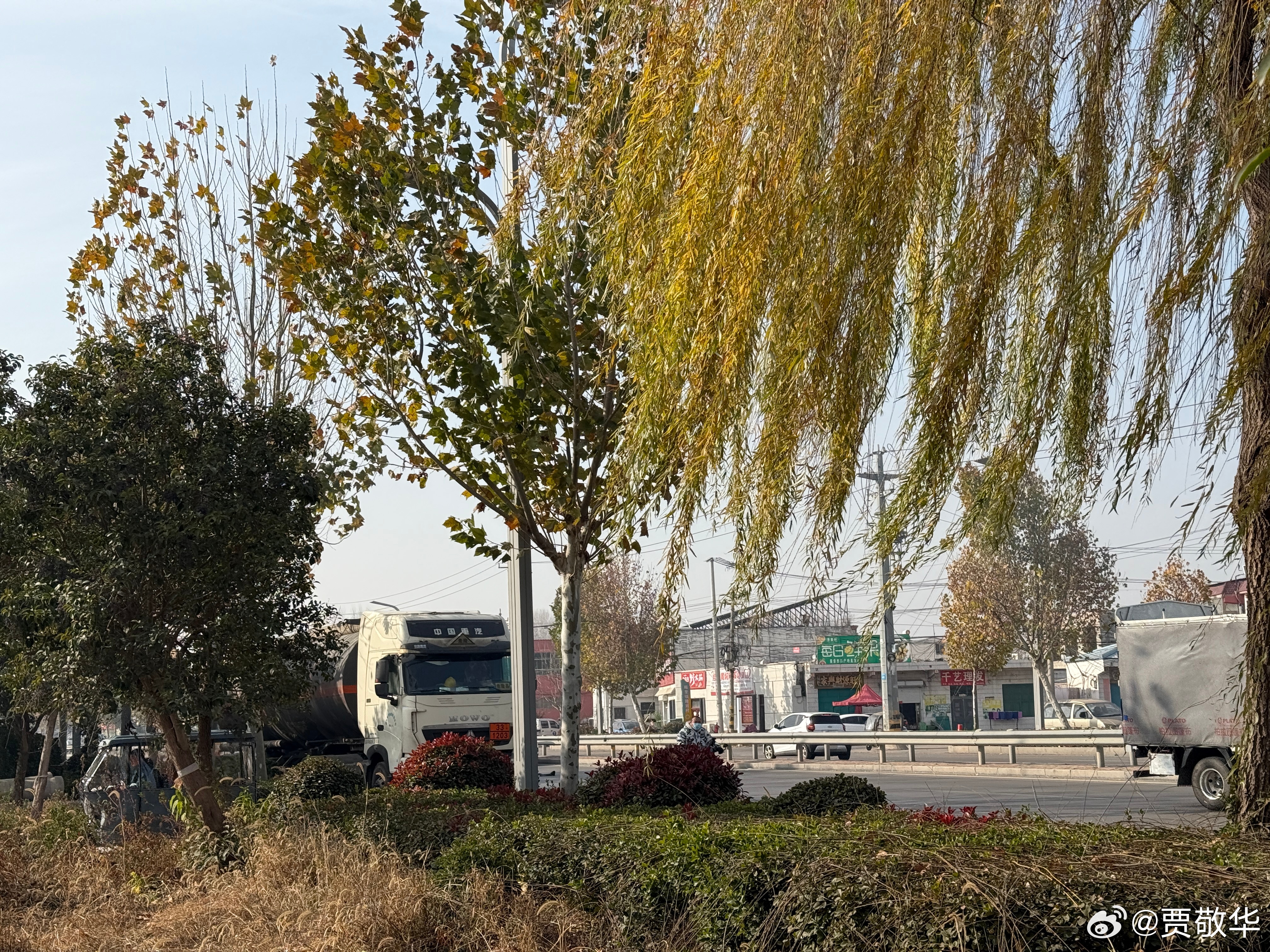 刚才看到一辆三轮车被大罐车挂了一下，人都起飞了。太惨了，希望人没事。 