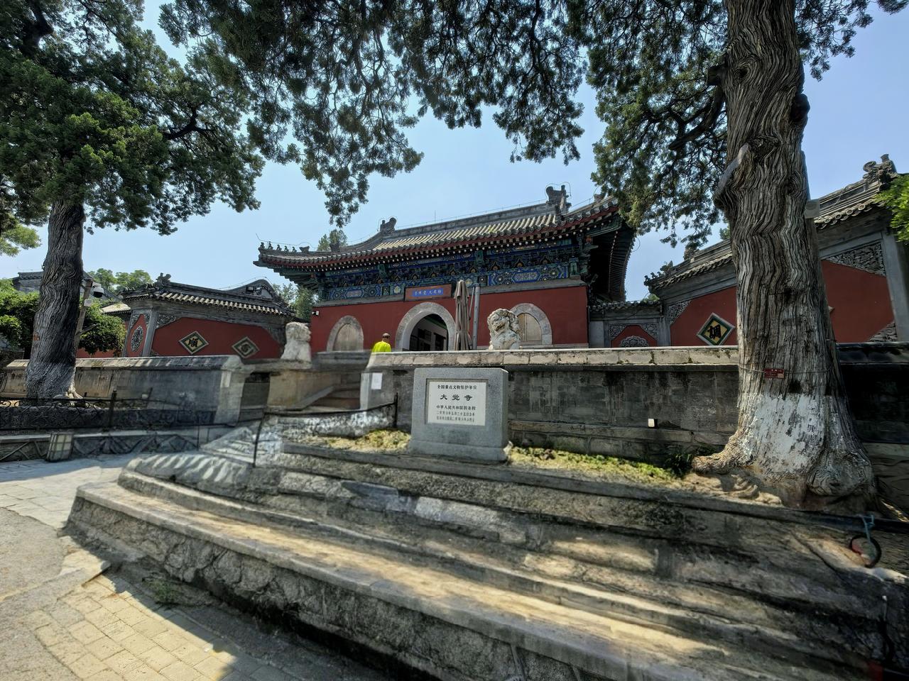 夏天的大觉寺，满眼青翠游人稀少，与秋天的大觉寺满树金黄游人如织相比，显得有些寂静