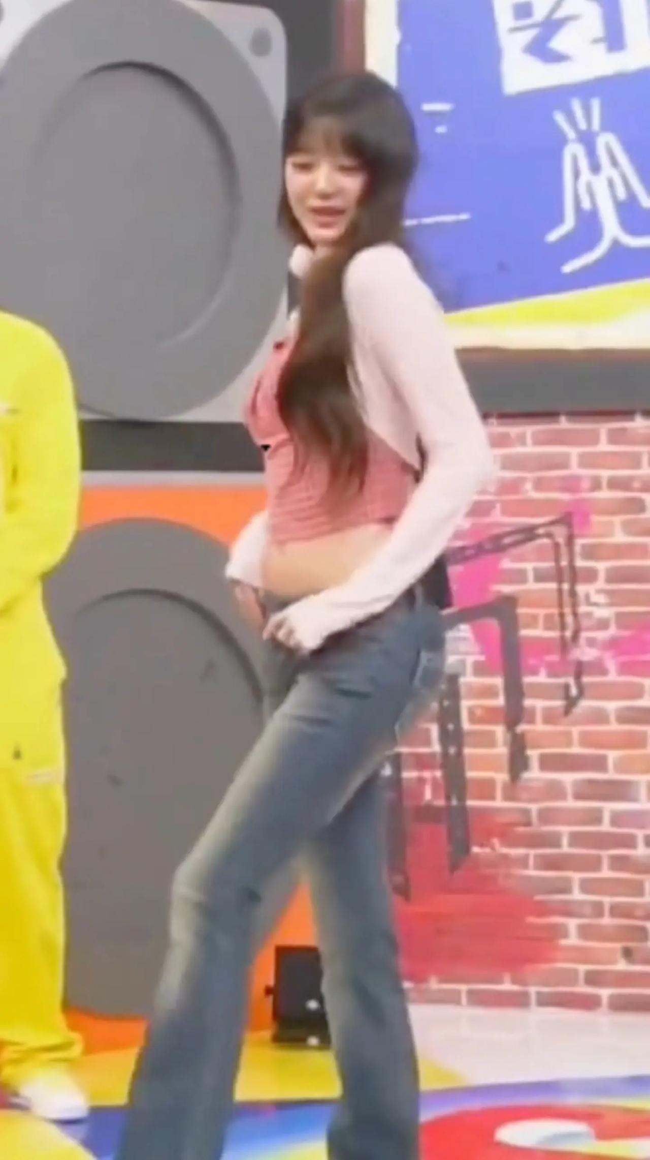 张元英教你如何转圈圈的古早视频！ 张元英 这谁顶得住啊 女团腰 美女背心穿搭