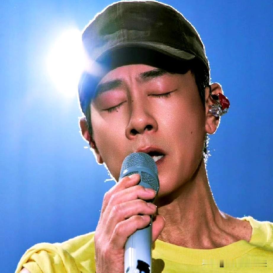 快60的人，还在全国赶场唱歌，落到陈小春身上，不意外。
有人猜他年轻时挣的花完了