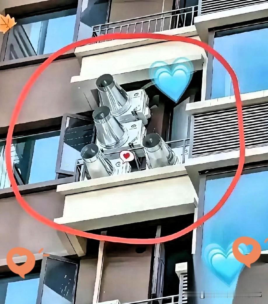 合肥这哥们出差回家，一抬头差点没被对面邻居给整懵了。自家阳台对面，冷不丁多了四根