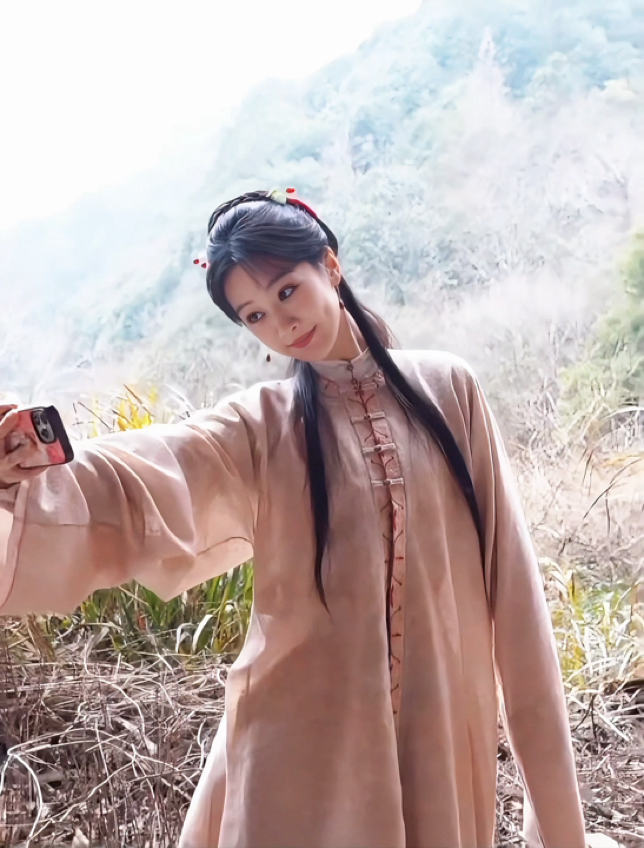 杨紫手指甲黑的原因找到了杨紫韩东君手搓烟炱比心家业杨紫 是LIVE图 是LOVE