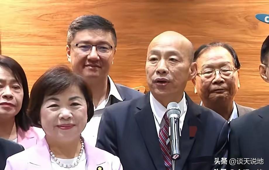 韩国瑜翻手覆云，此番“窜美”可谓是原形毕露，踩踏“倚外谋独”的大陆红线，全程未提