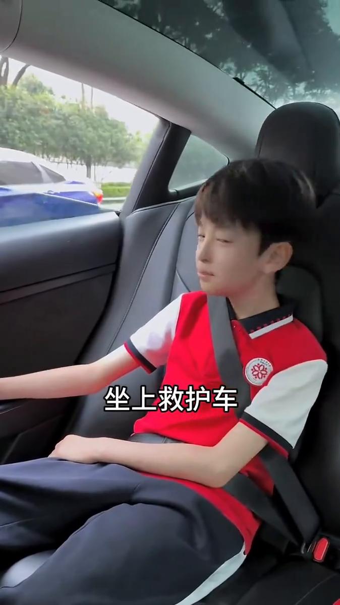 儿子上课突然觉得一阵恶心，头晕目眩，决定去医院看看。坐上救护车来到《第一人民医院