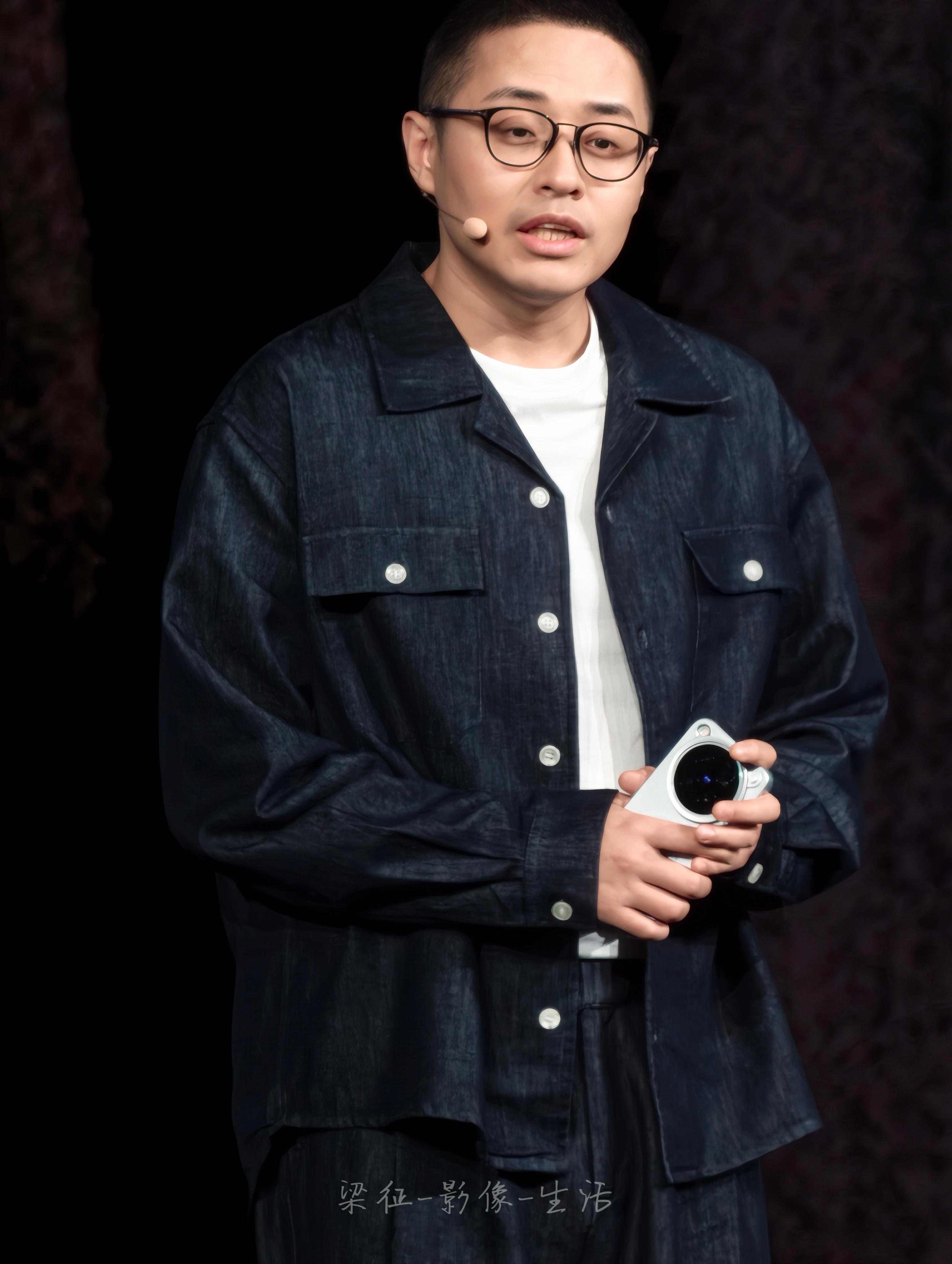 灭霸500《龙餐馆》导演文牧野也来到发布会现场，足见蓝厂这一代的产品收到专业人士