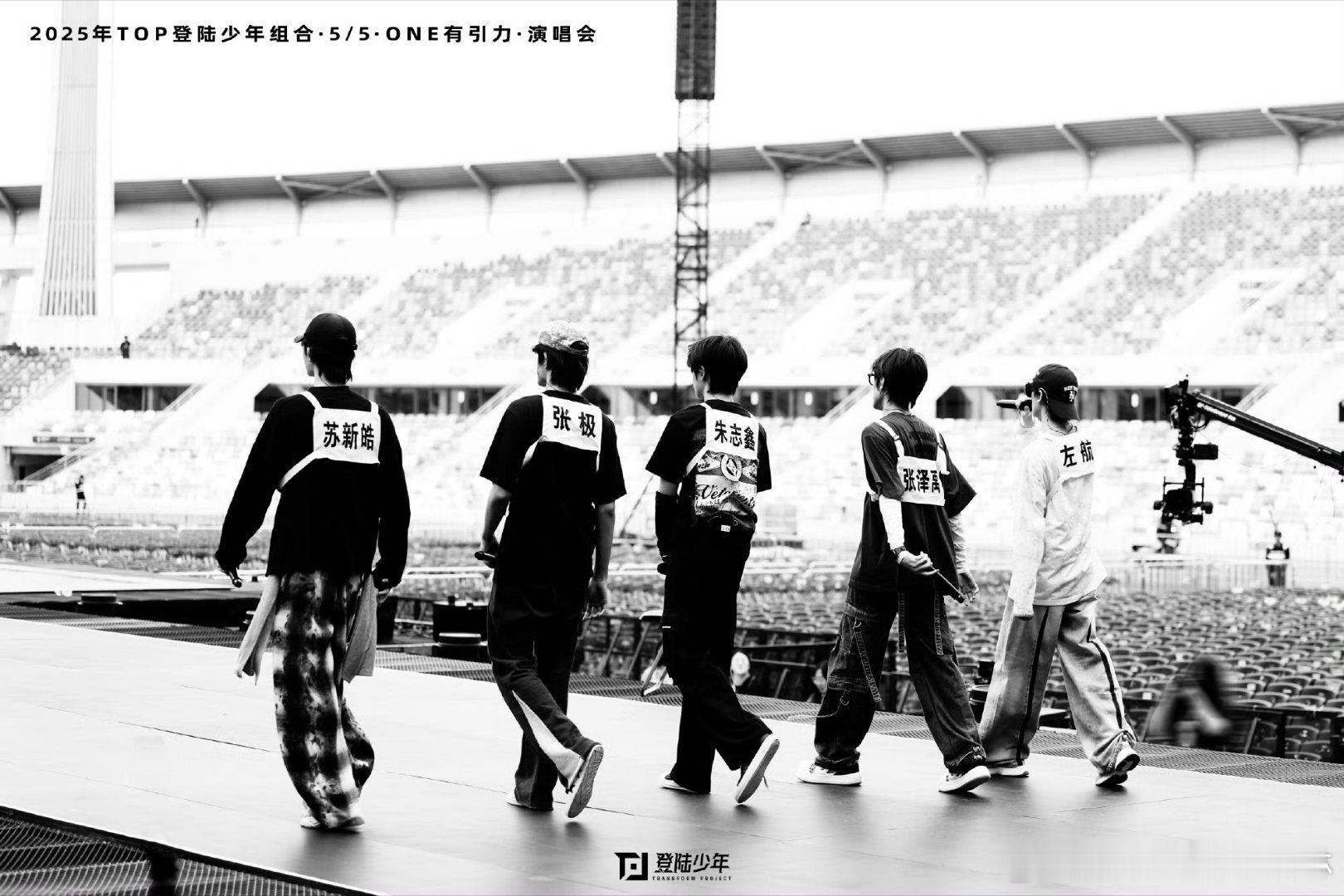 登陆少年出道1年了出道周年快乐 ​​​