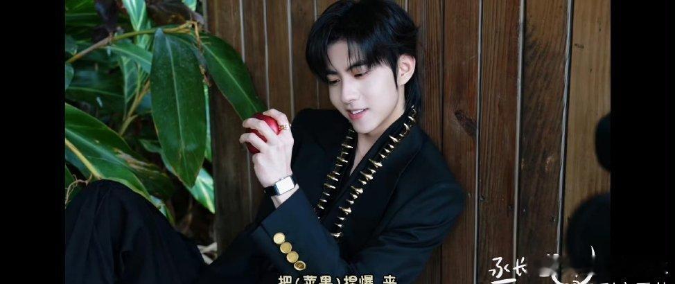 刘轩丞徒手捏爆苹果我们家刘轩丞真的长大了！以前打鸡蛋都能扎手手，现在徒手捏苹果超