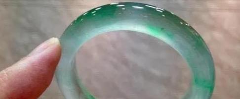 2017年，林女士怀疑婆婆送自己假手镯，竟然跑去鉴宝节目，婆婆告诉她这手镯值10