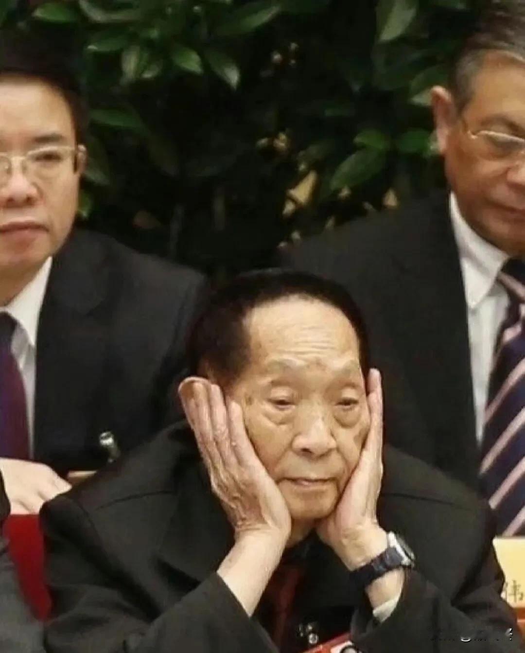 
可以不点赞！但不能不致敬！
他淡泊名利，播撒智慧。他毕生的梦想，就是让所有人远