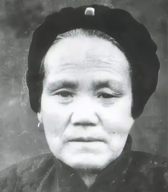 1949年秋天，密云猪头岭村的邓玉芬正在地里收红薯。58岁的她腰弯得很低，手上全