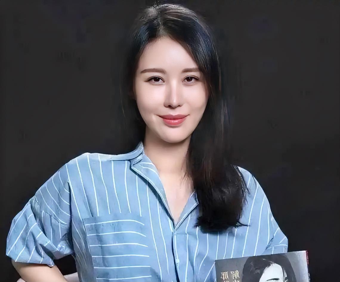 王石的妻子田朴珺，上海人，演员、制片人兼作家。她就读中央戏剧学院，客串《甄嬛传》
