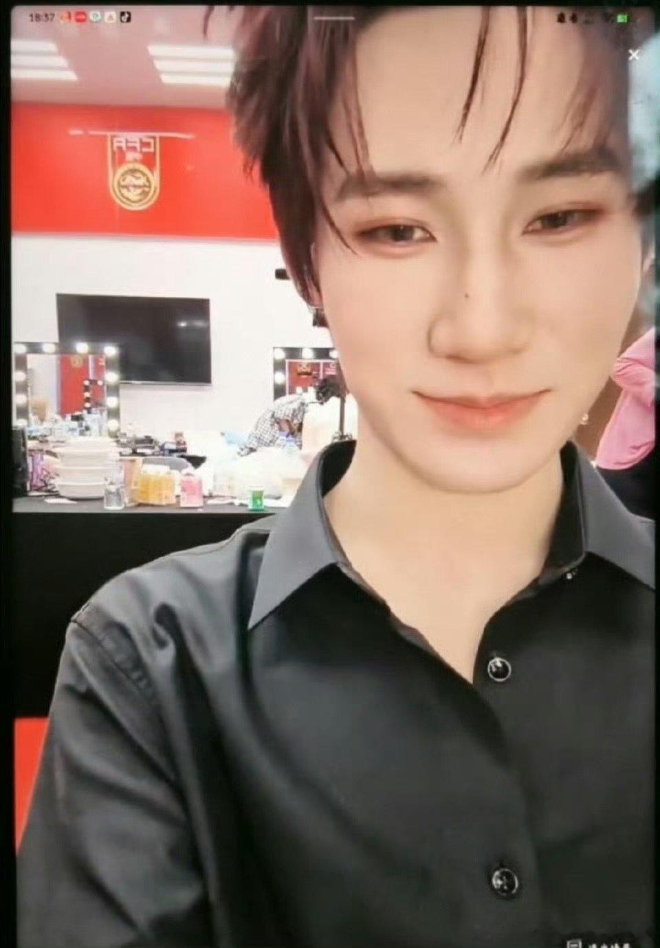张真源钻石耳骨钉钻石耳骨钉衬得张真源下颌线更绝，舞台倒计时启动，等他帅翻全场！ 