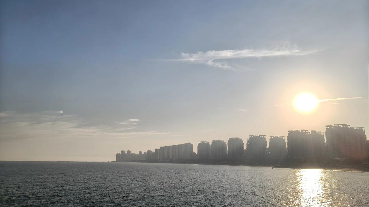 分享你最近一次拍的天空海上日出，无需掌声却令人心旷神怡，波光粼粼给平静的大海素颜