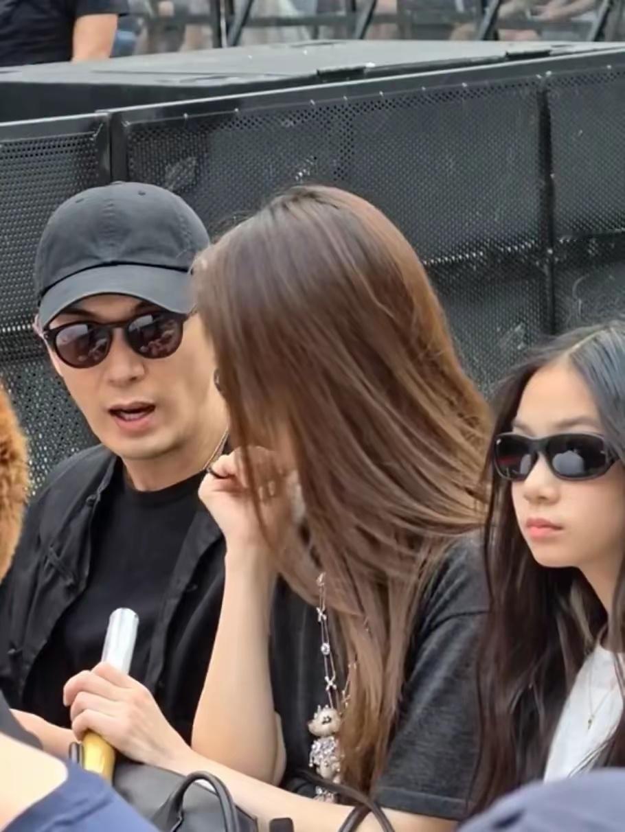 戚薇李承铉带女儿看蔡依林演唱会，11岁lucky好漂亮，快有妈妈高 