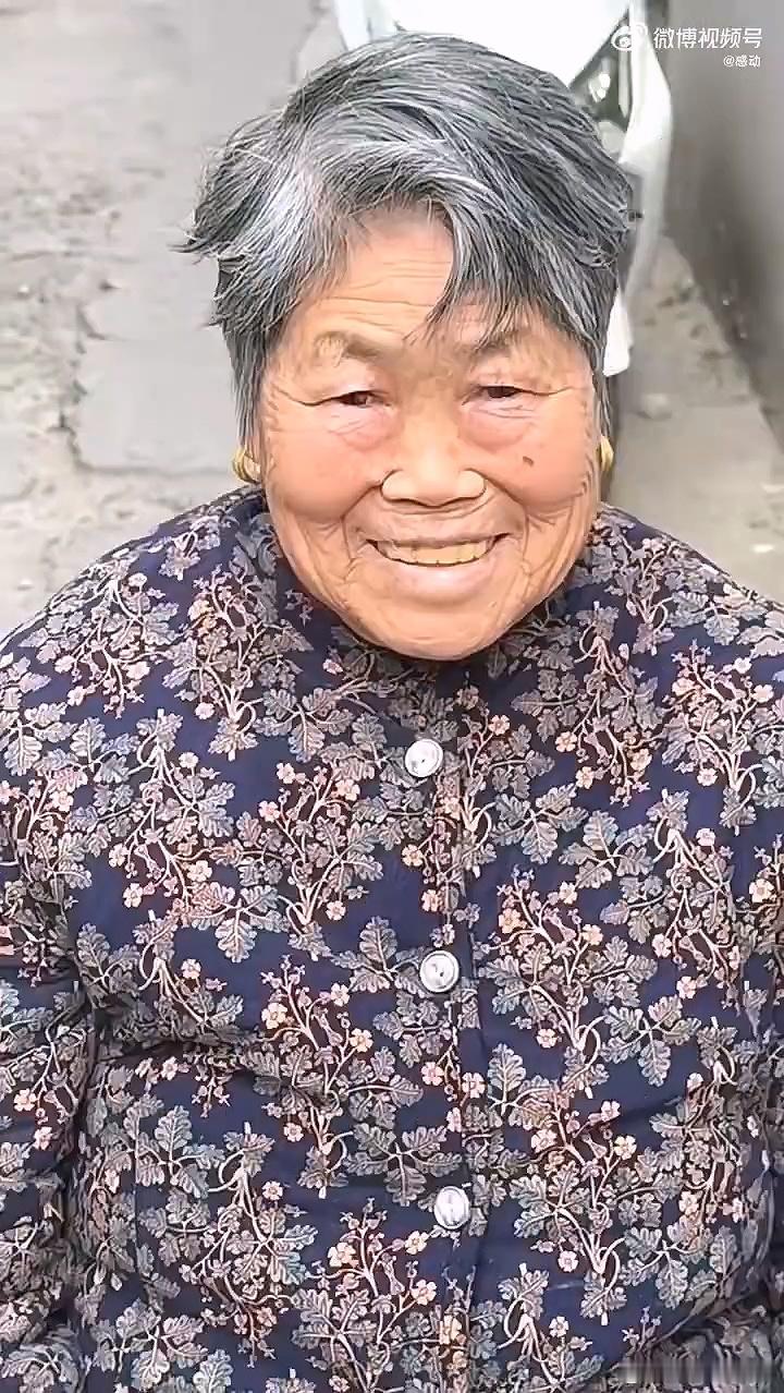 把奶奶爆改王嘉尔是什么体验  理发的一瞬间，奶奶的态度也如风般焕然一新，变得更加