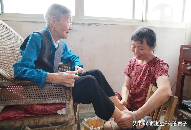 给父母钱就是孝顺儿女？这可不一定。
我有个朋友，每月给父母打不少钱，可一年到头都