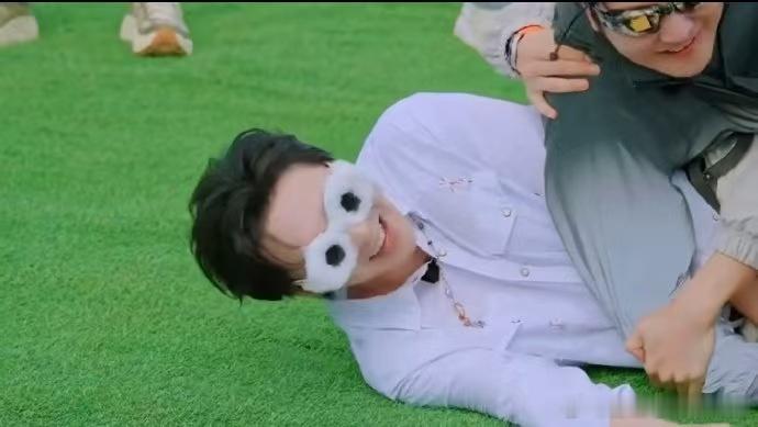 刘宇宁这糟糕的姿势龚俊听到刘宇宁是美羊羊的反应地球超新鲜 为了躲避狼王的追捕，刘