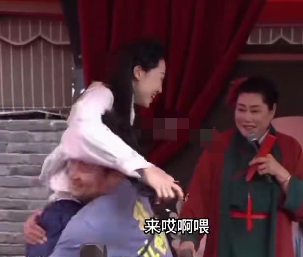 开封王婆说媒又爆高能名场面！
一位男生现场自报专业是动物科学，直言猪马牛羊配种样