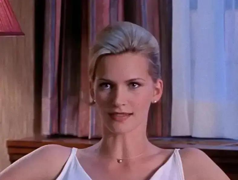 导演一句话，骗她脱光，让她在镜头前一丝不挂。
剧本只写了洗澡，但保罗·范霍文在《