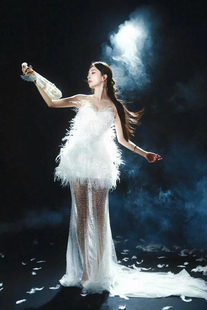 杨幂白色羽毛连衣裙仙女穿搭 