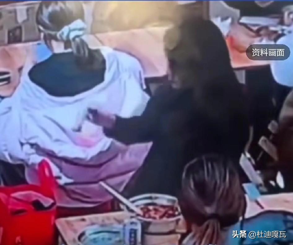 就因为坐错了凳子，就向对方的羽绒服帽子里面倒红汤，硬是把自己送上了热搜，不知道这