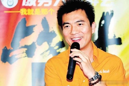 黄健翔调侃AI根本不懂球黄健翔直言AI不懂球，数据再强也读不懂赛场情绪与临场变数