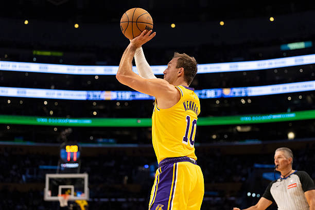 湖人本赛季每月三分命中率：3月至今 38.9%2月 36.3%1月 36.6%1