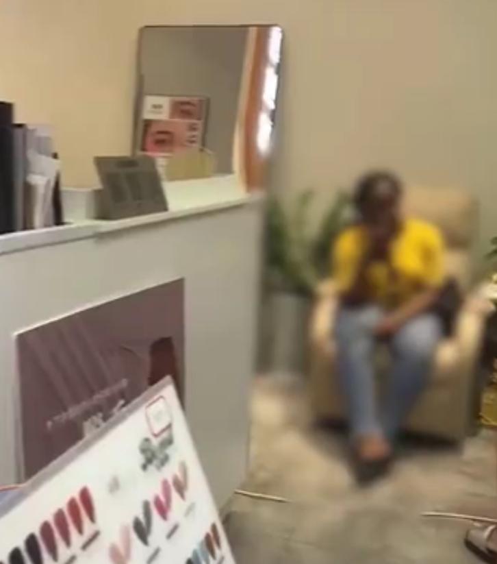 【，老板：做完才说没钱，只能让她离开】7月8日，陕西西安。一美甲店老板发视频称一