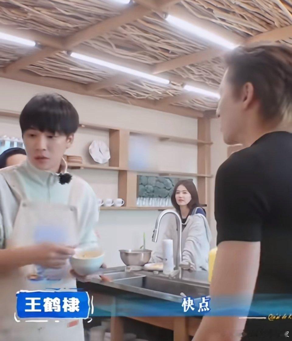 吴泽林张宸逍沈月真的是客栈里最忙的。吴泽林只有一个人，张宸逍刚开始又要打扫布草间