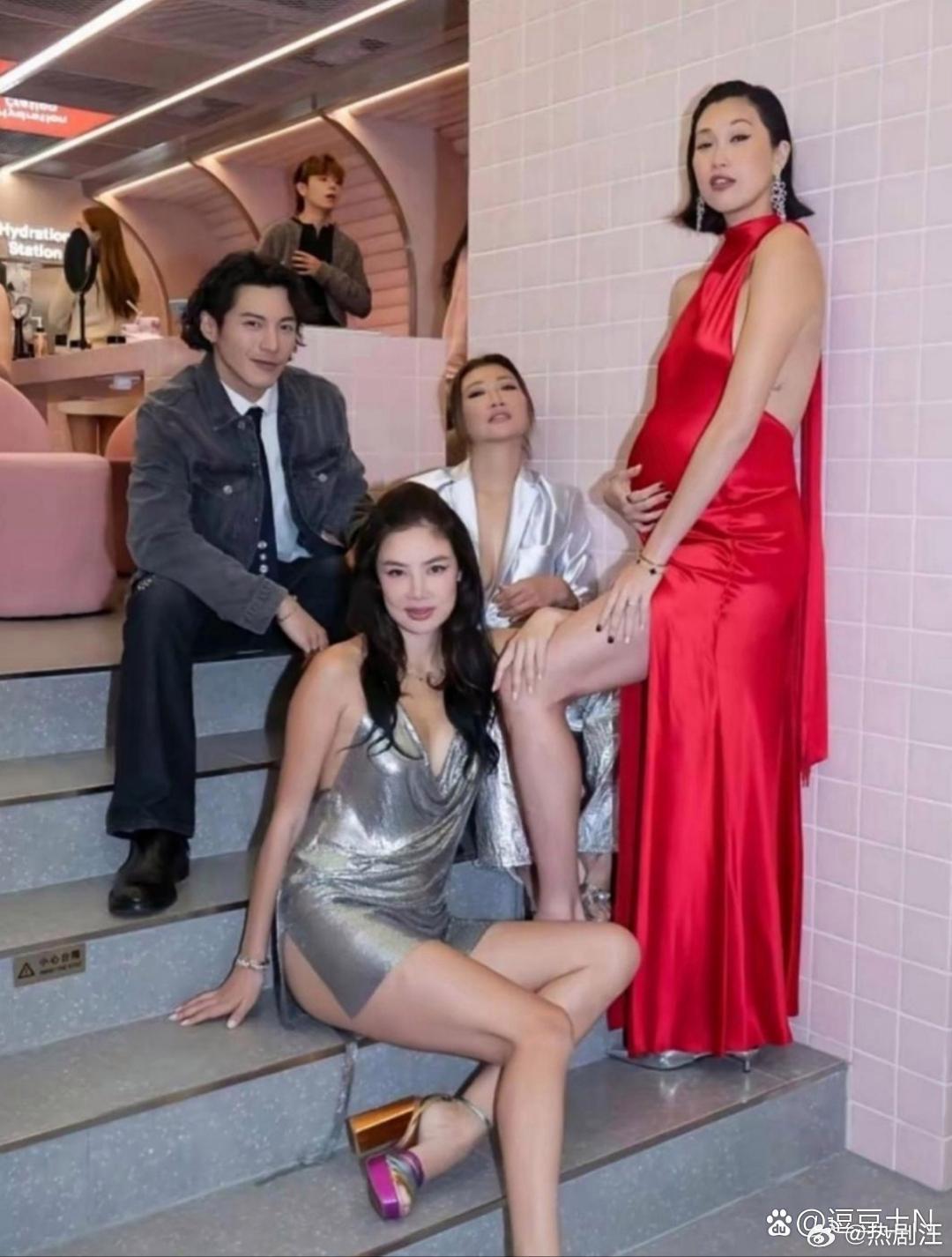 乐基儿的腿可真漂亮。 