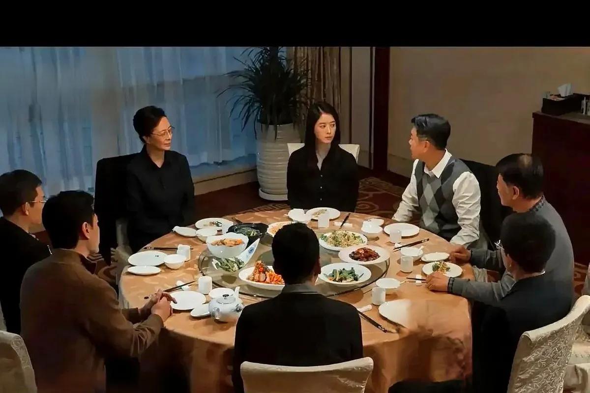 追剧《以法之名》  市政法委书记兰景茗请省指导员成员到市委小食堂吃晚饭，好像没有