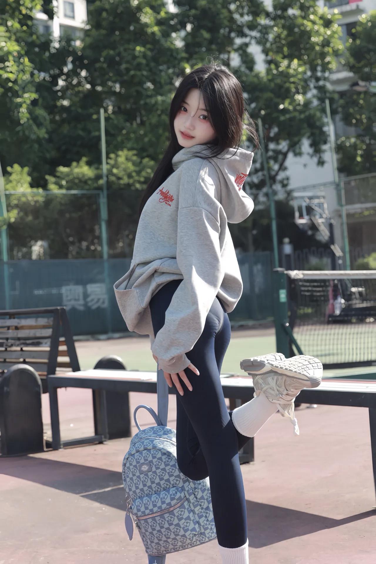 阳光下的青春运动风，活力满满的一天！🌞🏃‍♀️💪青春美少女的迷人瞬间，活力