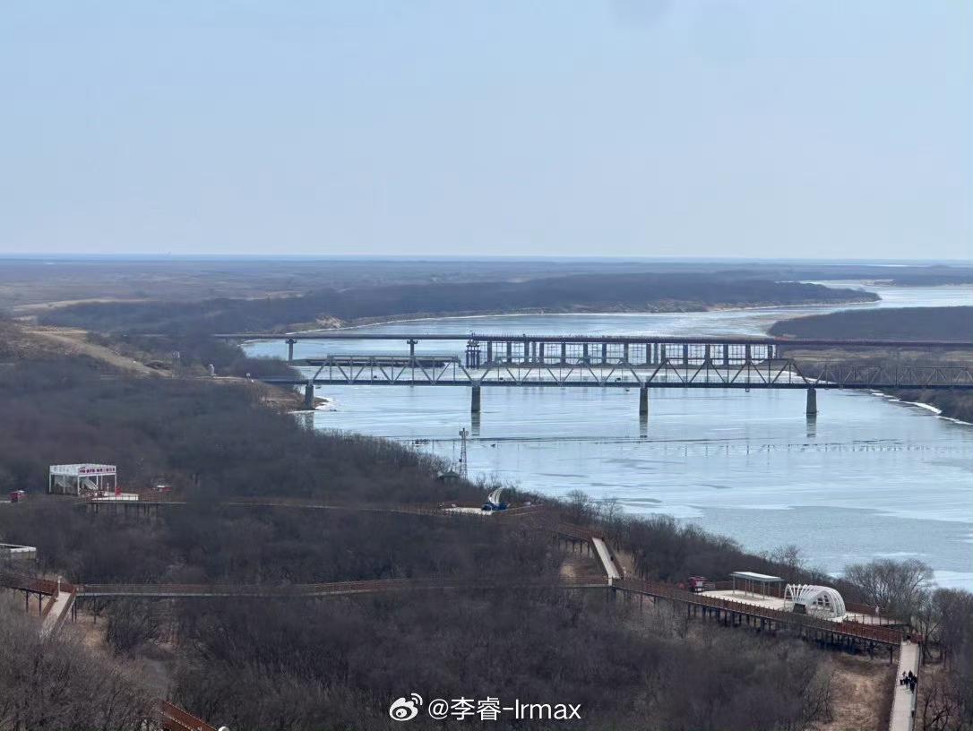 俄国人干这种事，效率始终是杠杠的。俄罗斯和朝鲜新建的图们江公路大桥，目前已经合龙