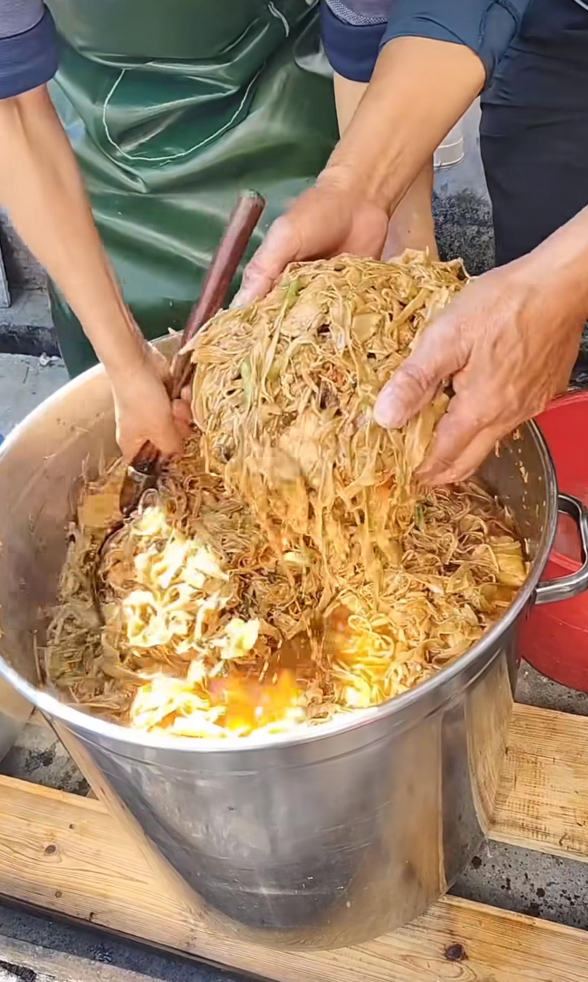 就不能用大一点的碗装吗？装得那么满都碰到手了，而且上桌也不好看，湿答答的看起来都
