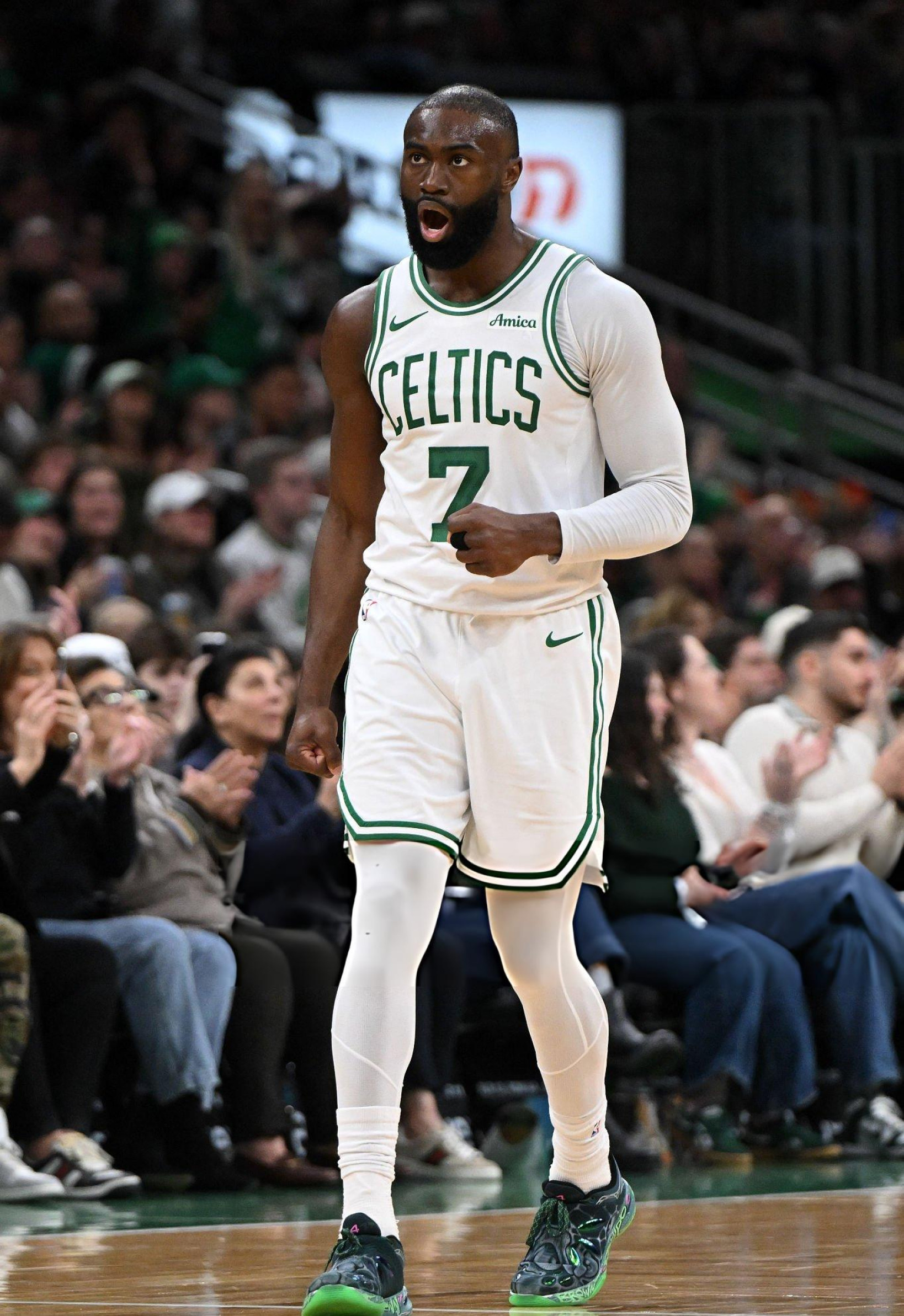 Jaylen Brown上脚个人品牌 741 旗下的实战鞋款 Performan