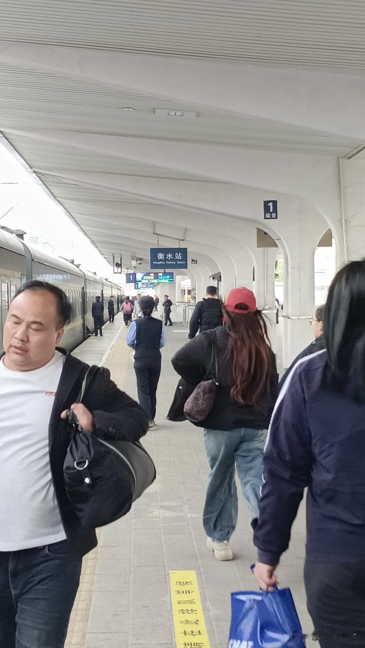 衡水到了，最有名的是衡水老白干，“老白干，干了也白干，白干谁不干？”
还有衡水湖