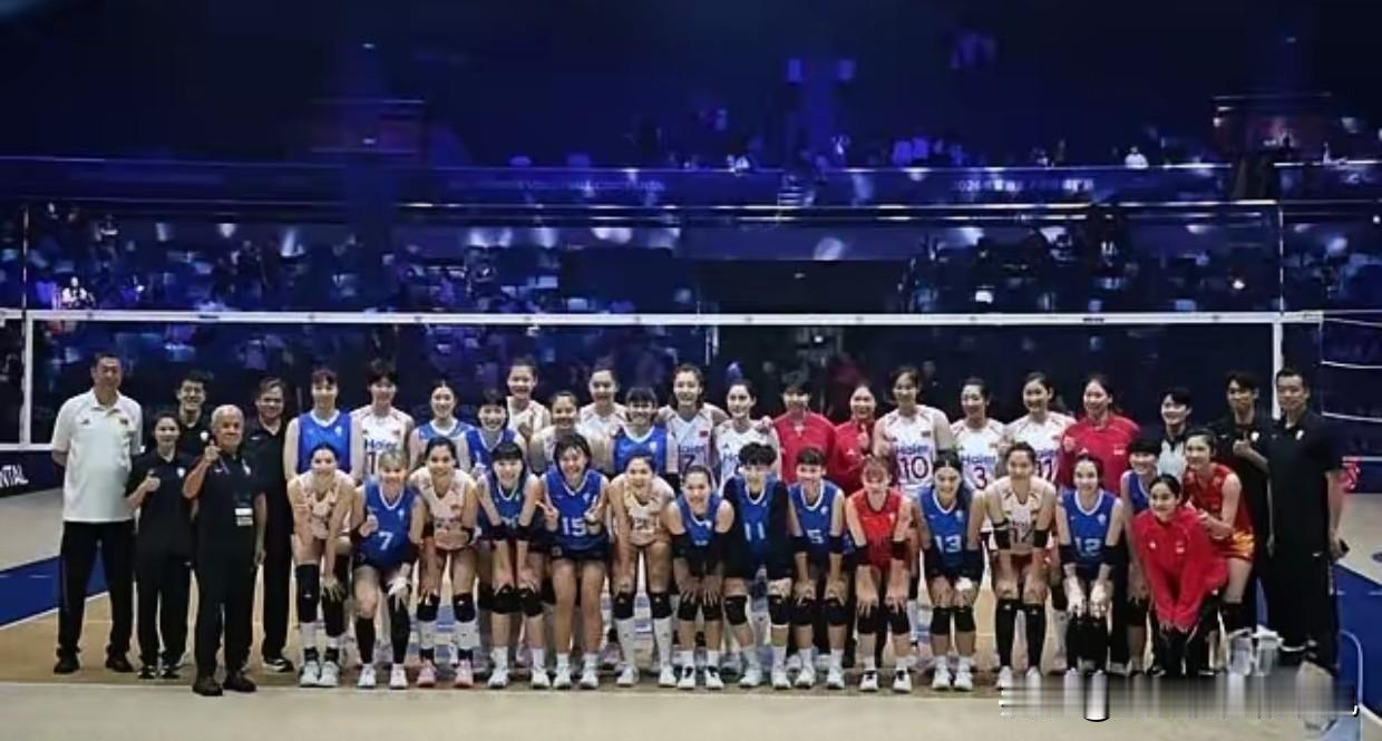 一张珍贵的历史照片就此诞生。中国台北女排0：3负于中国队，赛后双方留下一张两岸运