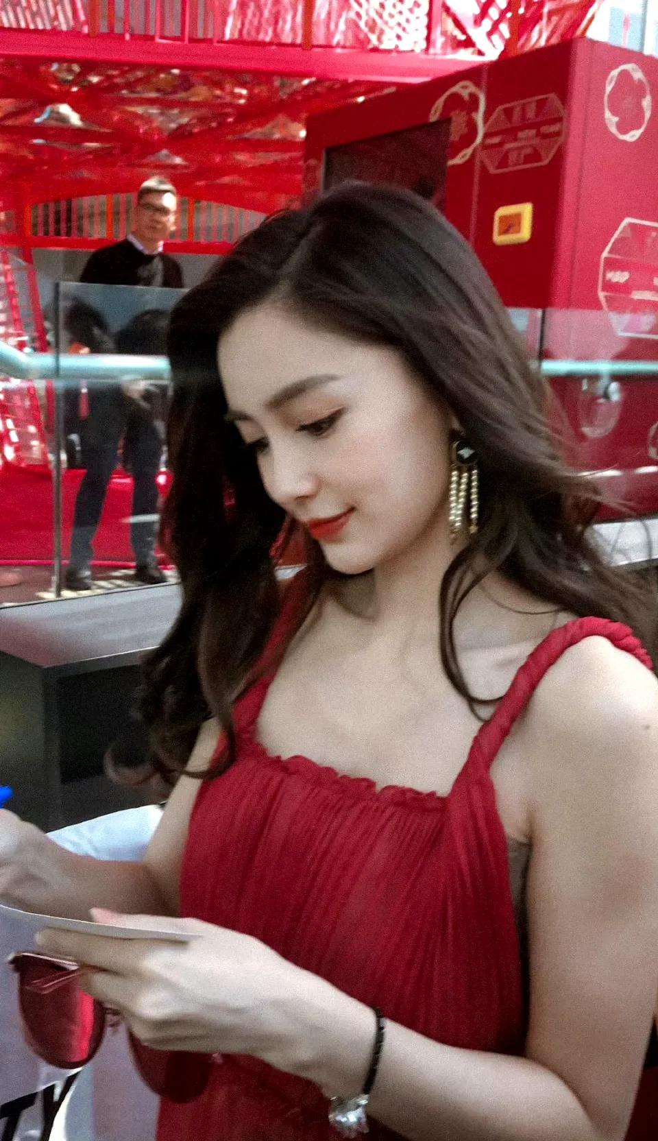 路人视角下的Angelababy，她的美貌简直无处不在！
 #杨颖# #Angl