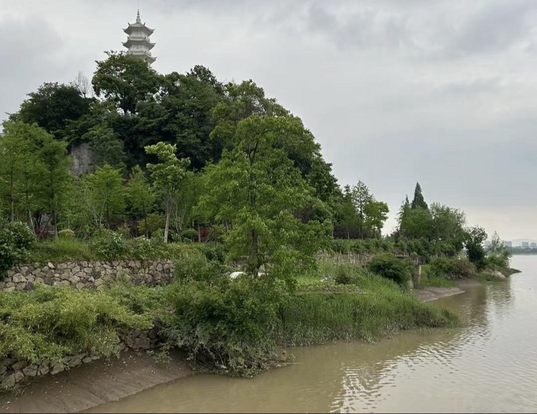 由于我在群里经常分享一些历史视频，不符合社区规范，所以我的私信被官方禁言30天，30天后我的私信将会恢复正常。