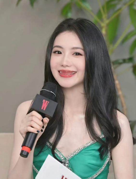 刘浩存和赵今麦两个00后小花的直播截图，刘浩存保持水准，依旧主打清纯初恋风，赵今