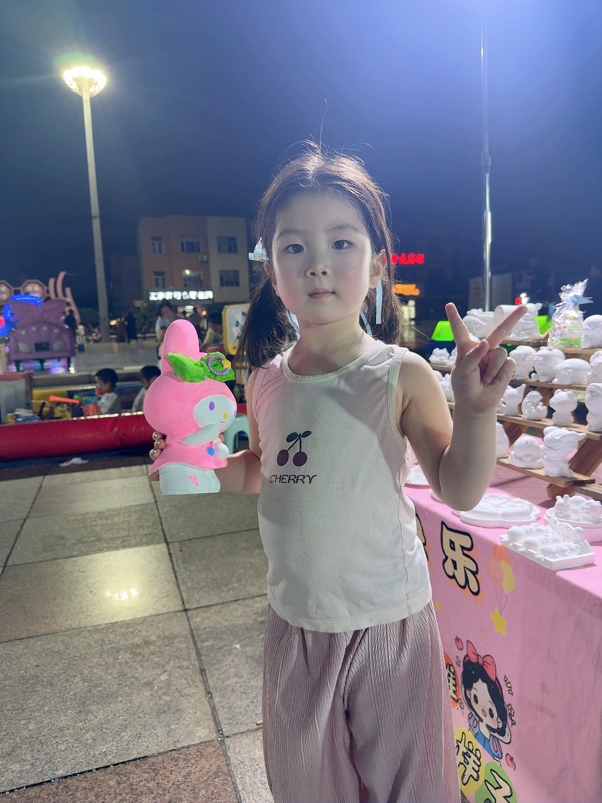 画娃娃摊的老板是我朋友，每次带孩子去都不要钱，我就说你再这样的话下次我就不来了，