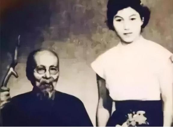 1957年，93岁高龄的齐白石闹着再婚，朋友给他介绍了一个44岁的女人，他勃然大
