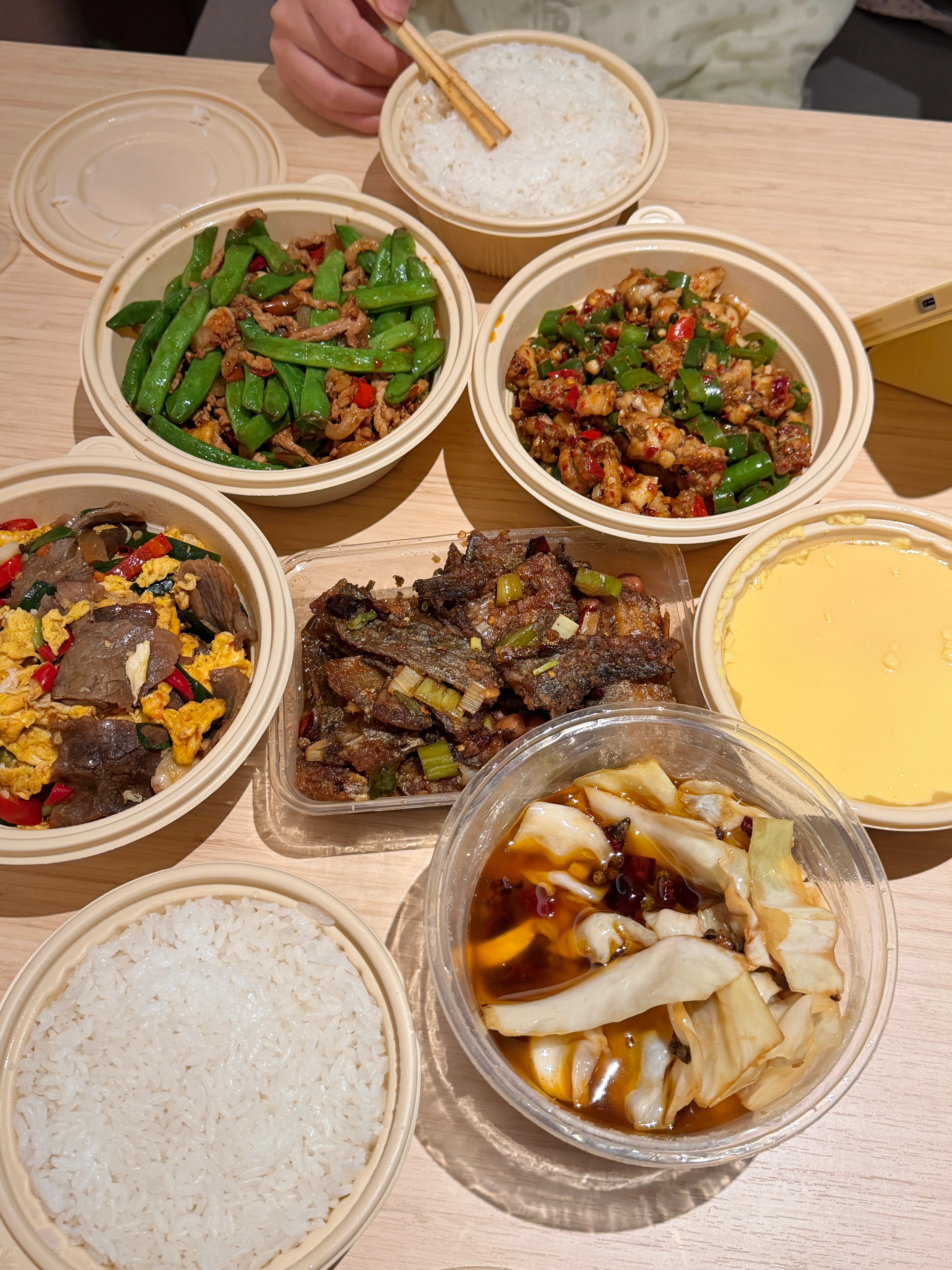 两个小食量女孩吃晚饭中 分别在两家点了菜 都蛮好吃的 透明碗这家做的糖醋麻辣带鱼